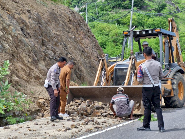 Polisi Bersama Dinas PU Bersihkan Material Longsor di Jalan Lingkar Luar Labuan Bajo