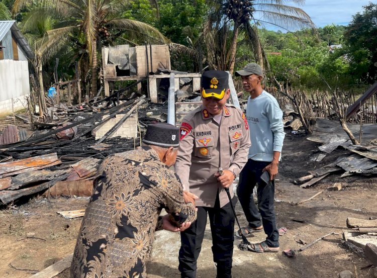 Peduli, Kapolres Mabar Turun Langsung Berikan Bantuan Bagi Korban Kebakaran