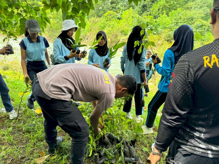 Cegah Banjir, Polisi Bersama Pelajar dan Masyarakat Tanam 2.500 Bibit Pohon