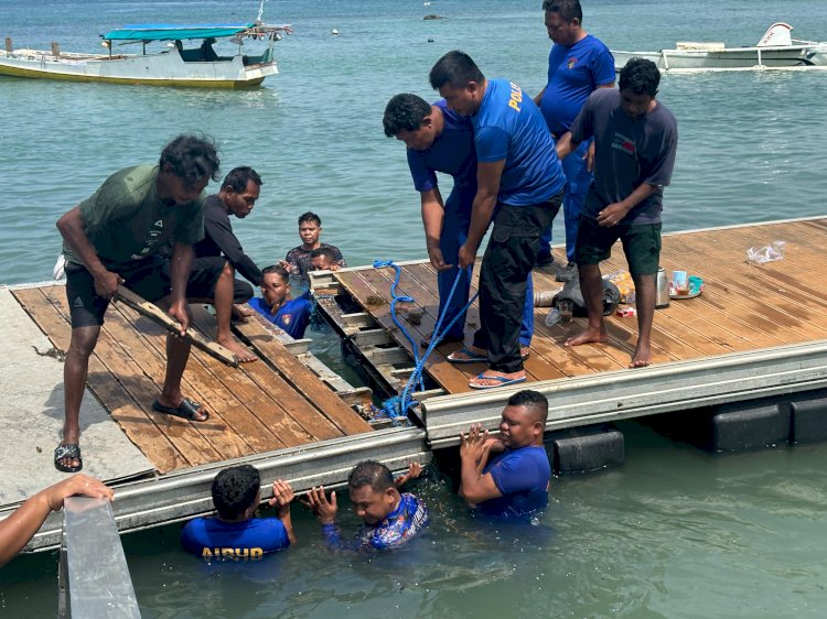 Rusak Diterjang Gelombang, Polisi Bantu Perbaiki Dermaga Apung Nelayan