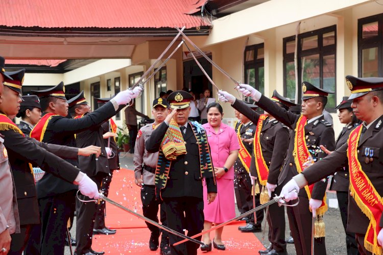 Polres Mabar Gelar Upacara Pelepasan Purna Bakti Kompol Roberth Melkianus Bolle