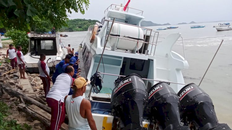 Polisi Berhasil Evakuasi Speed Boat Kandas di Perairan Labuan Bajo