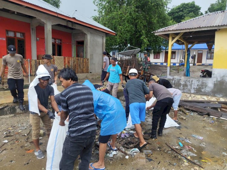 Hari Pers Nasional, Kolaborasi Polisi dan Insan Pers Bersihkan Lingkungan Desa Wisata