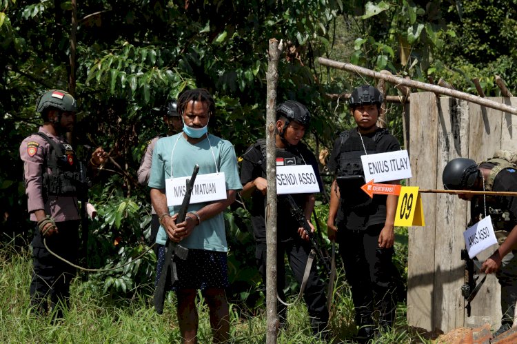 Satgas Ops Damai Cartenz Secara Profesional Gelar Rekonstruksi Keterlibatan Nikson Matuan Saat Penembakan Anggota Brimob