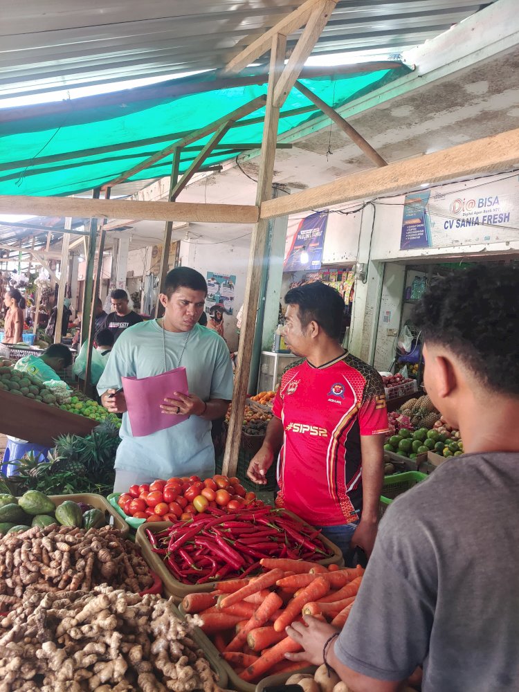 Kunjungi Pasar, Polisi Cek Harga dan Ketersediaan Stok Bapokting di Labuan Bajo