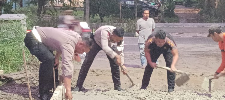 Cor Beton, Polisi Perbaiki Jalan Rusak dan Berlubang di Labuan Bajo