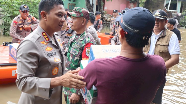 Polri salurkan bantuan dan evakuasi warga terdampak banjir di Bekasi dan Depok