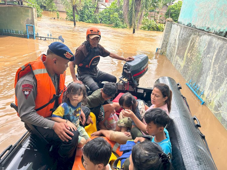 Tim SAR Korbrimob Polri Gerak Cepat Evakuasi Korban Banjir di Jakarta Timur