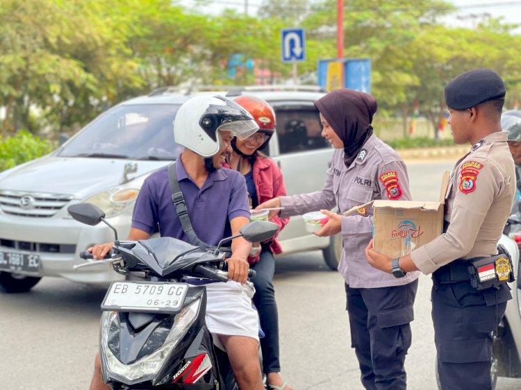 Momen Bulan Suci Ramadhan, Polisi Bagi Takjil di Labuan Bajo