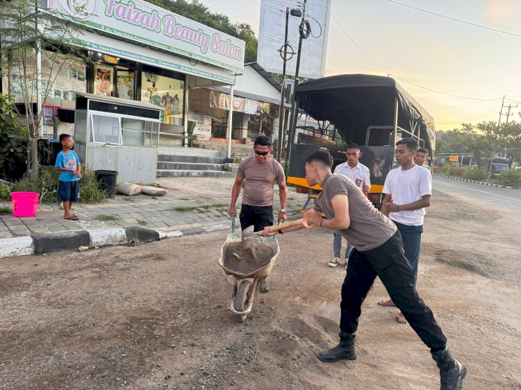 Nekat Konvoi, Para Pelajar Dihukum Bersihkan Material Pasir dan Batu Kerikil di Jalan Raya