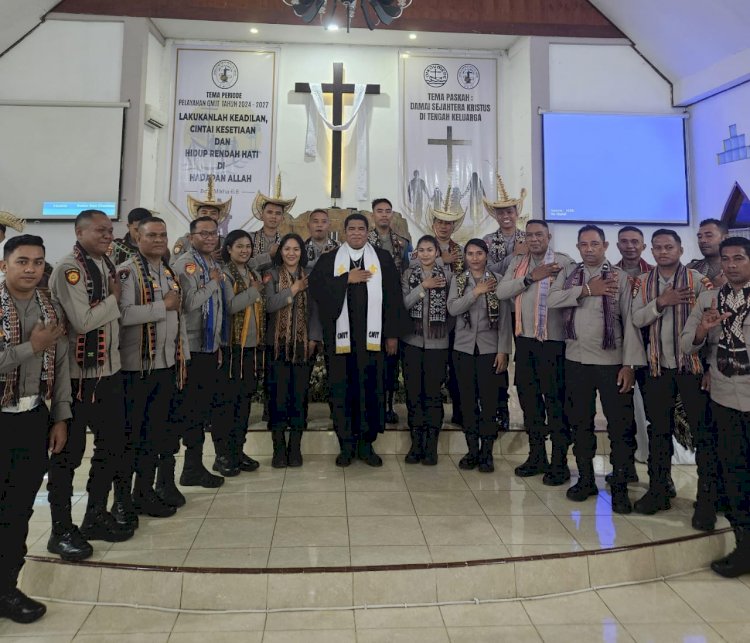 Tampil Memukau, Polisi Bawakan Lagu Rohani di Gereja GMIT Gunung Zalmon Labuan Bajo