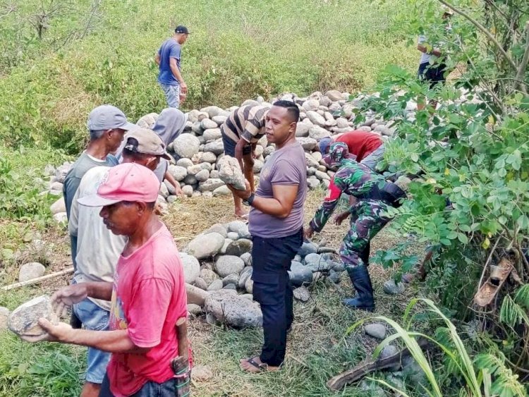 Gotong Royong, TNI-POLRI Perbaiki Saluran Sadap Bendungan Wae Sesap di Lembor