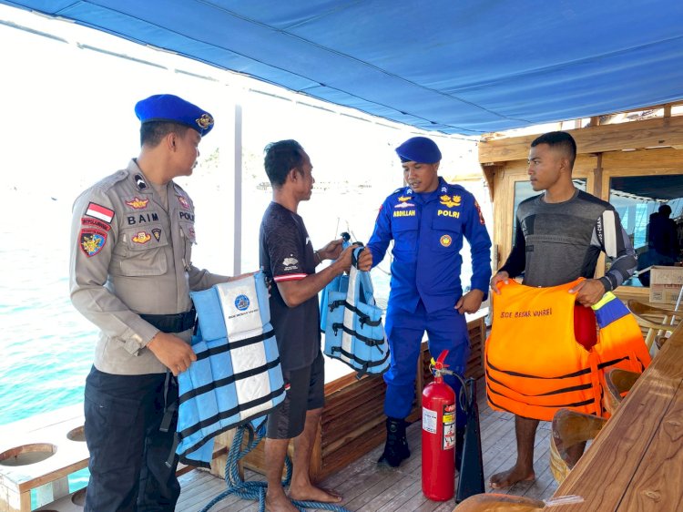 Sambangi Kapal Wisata di Labuan Bajo, Polisi Berikan Imbauan Keselamatan Berlayar