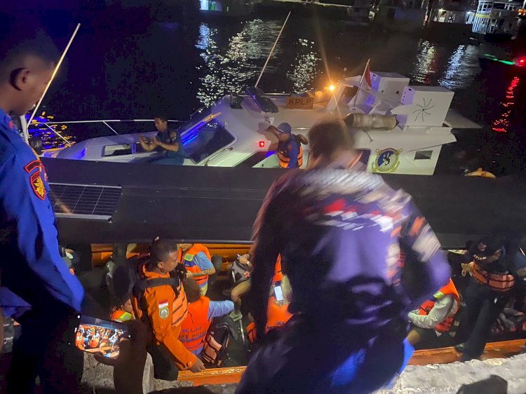 Kapal Kandas, Wisatawan Asing Berhasil Dievakuasi Tim SAR Gabungan di Labuan Bajo