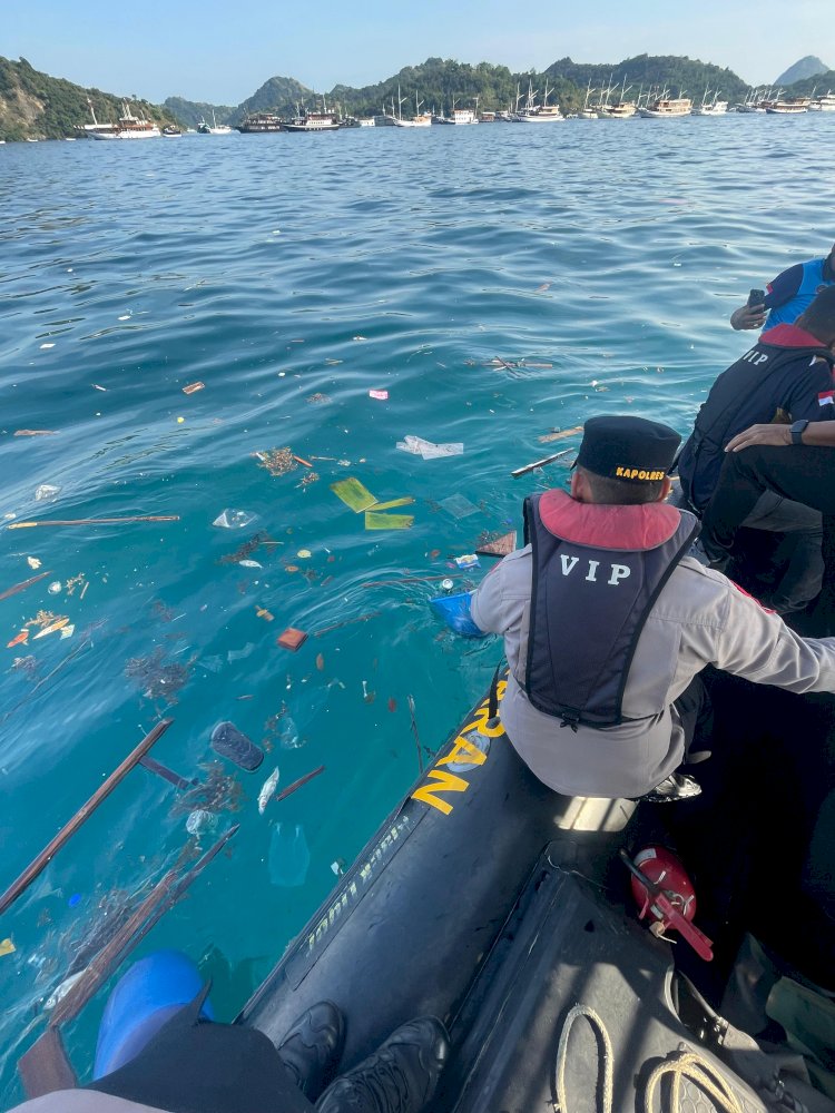 Kapolres Mabar Turun Langsung Pungut Sampah di Perairan Labuan Bajo