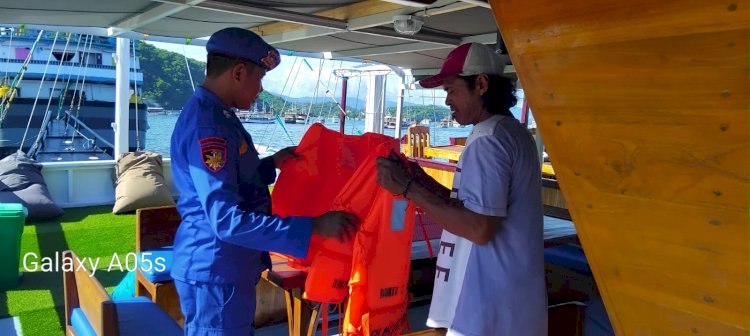 Demi Keamanan Wisatawan, Polairud Polres Mabar Sambangi Kapal Wisata di Labuan Bajo