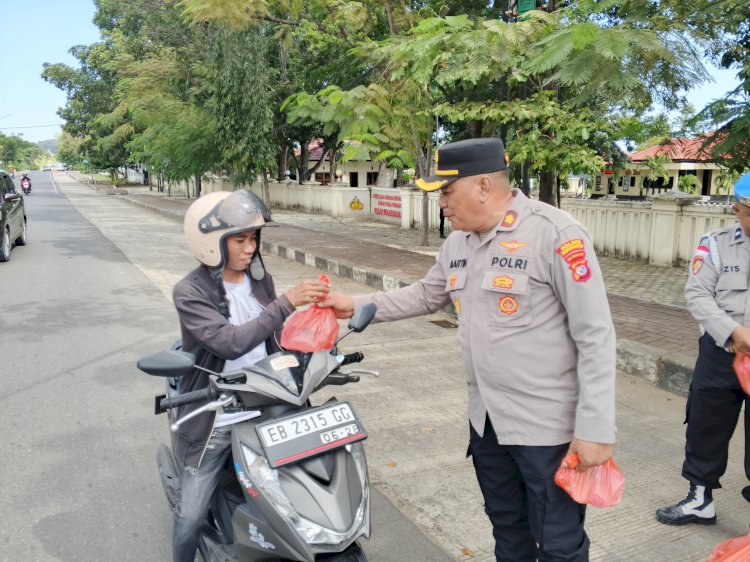 Sambut Hari Bhayangkara Ke-79, Polisi Bagikan Makan Siang Gratis Bagi Pengendara di Labuan Bajo