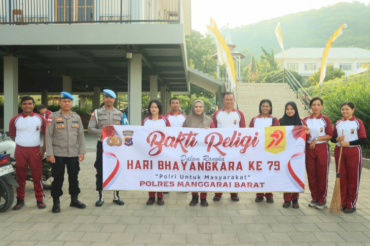 Jelang Hari Bhayangkara Ke-79, Polisi Bersihkan Rumah Ibadah di Labuan Bajo