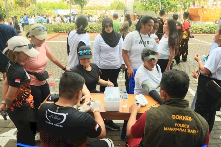 Jelang Hari Bhayangkara Ke-79, Polisi Berikan Pelayanan Kesehatan, SIM dan SKCK di CFD Labuan Bajo