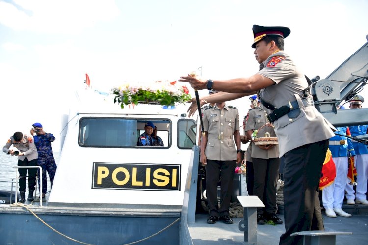 Polri untuk Masyarakat: Tabur Bunga di Teluk Kupang Peringati HUT Bhayangkara ke-79