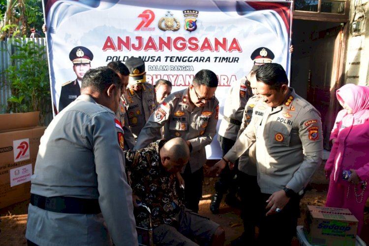Polri Untuk Masyarakat, Kapolda NTT Irjen Pol. Rudi Darmoko Berikan Bantuan Kursi Roda Untuk Anggota yang Derita Penyakit Menahun