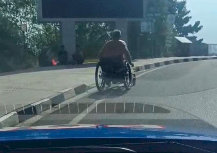 Demi Kemanusiaan, Polisi Bantu Bule Pakai Kursi Roda Nikmati Keindahan Labuan Bajo
