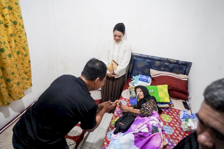 Tersentuh Kepedulian: Kapolda NTT dan Ketua Bhayangkari Daerah Jenguk Istri Anggota Brimob yang Sakit