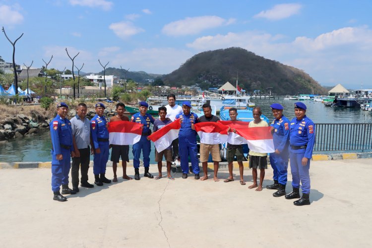 HUT Ke-80 RI, Polairud Polres Mabar Bagikan Bendera Merah Putih Kepada Nelayan di Labuan Bajo