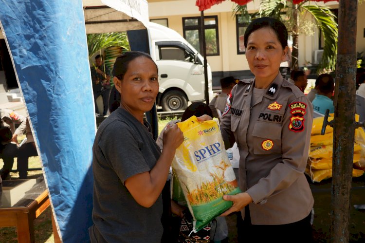 2 Ton Beras Diborong Masyarakat, Polisi Sukses Gelar Bazar Gerakan Pangan Murah di Labuan Bajo