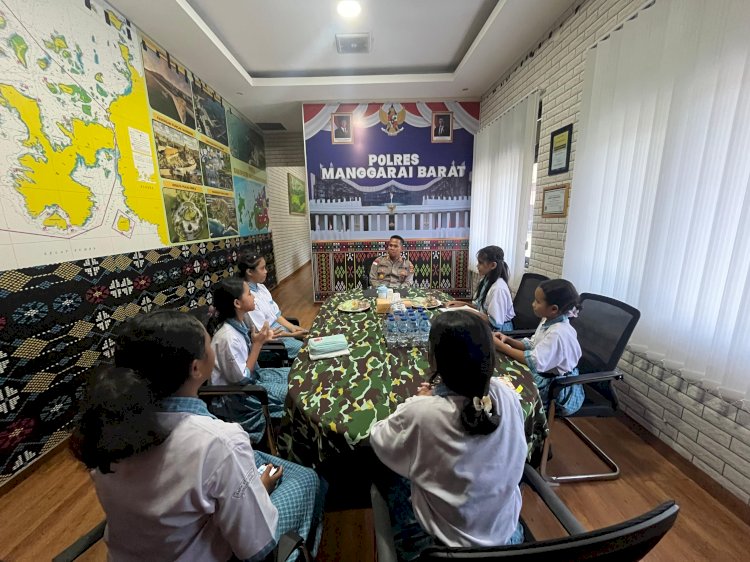 Kapolres Mabar Terima Kunjungan Edukatif Pelajar SMPK Sta. Yosefa Labuan Bajo