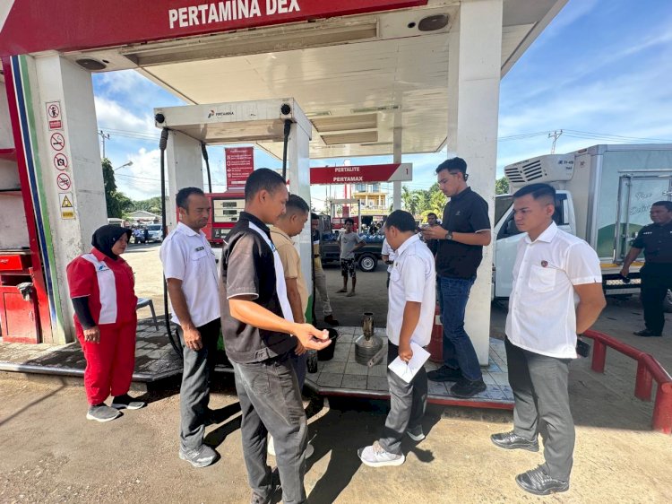 Pastikan Tera Aman, Polisi Bersama Instansi Terkait Lakukan Pengecekan SPBU di Labuan Bajo