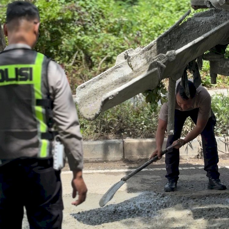 Tingkatkan Keselamatan Wisatawan, Satlantas Polres Mabar Turun Tangan Tambal Jalan Berlubang