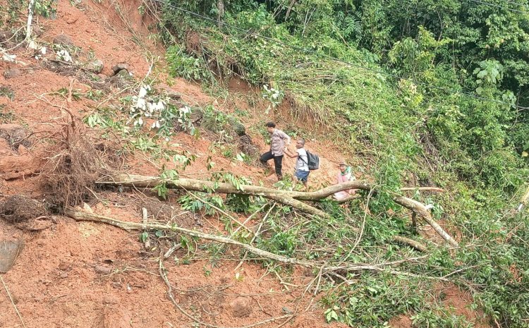 Tertutup Longsor, Polisi Bersama Dinas PU Sigap Buka Akses Transportasi Untuk Masyarakat