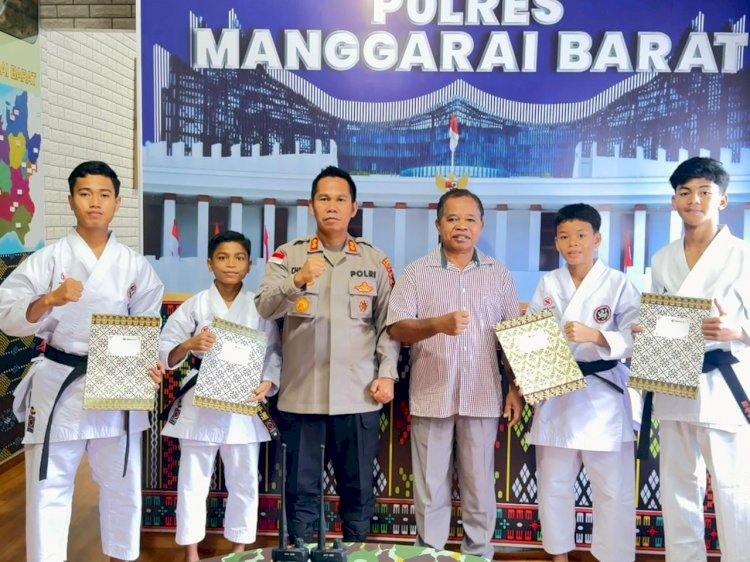 Apresiasi Prestasi Atlet Muda, Kapolres Manggarai Barat Serahkan Ijazah DAN I Inkanas