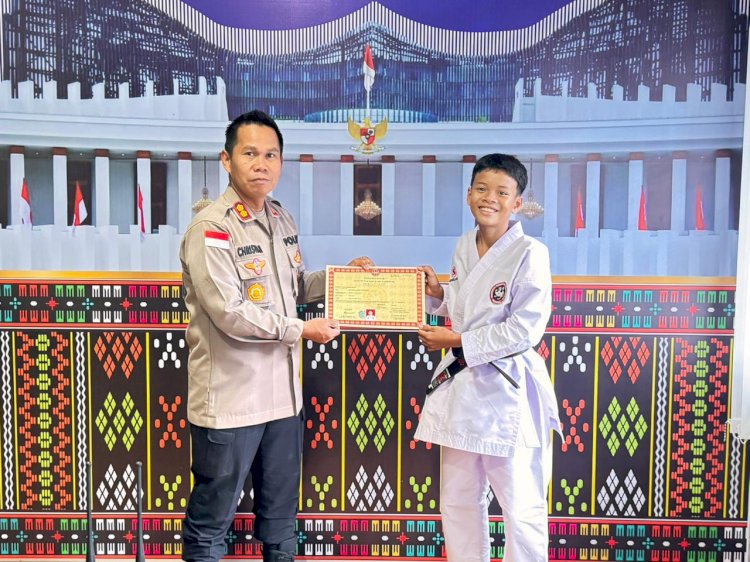 Apresiasi Prestasi Atlet Muda, Kapolres Manggarai Barat Serahkan Ijazah DAN I Inkanas