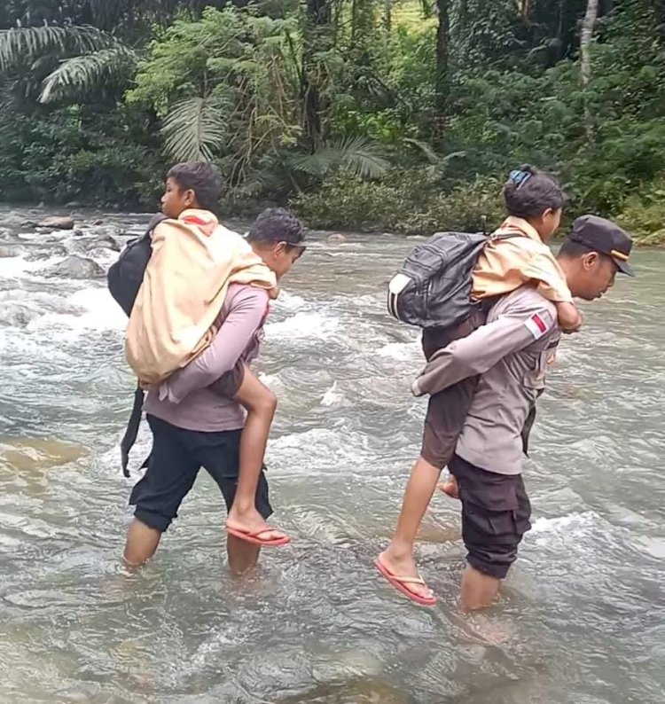 Aksi Heroik, Polisi Menjadi Jembatan Bagi Siswa di Arus Deras Manggarai Barat