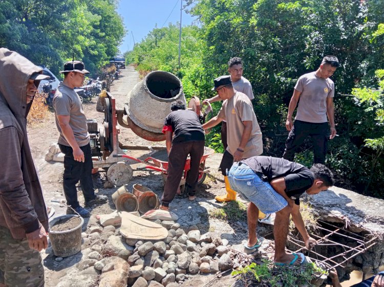 Sinergi TNI-Polri dan Warga Rohak Perbaiki Limpasan Wae Kaca yang Terkikis Banjir