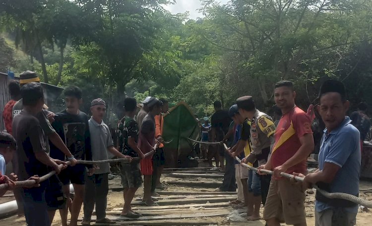 Gotong Royong di Pesisir Lenteng: AIPDA Yunus Hadir di Tengah Kegembiraan Nelayan Golo Mori