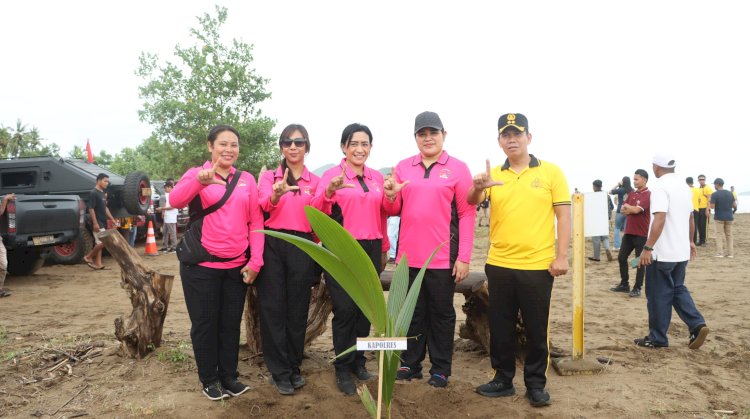 Momentum HUT ke-23 Manggarai Barat: Polres Mabar Turut Bersihkan Lingkungan dan Tanam Pohon