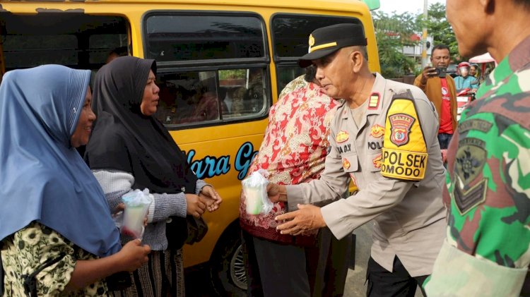 Hangatnya Toleransi di Jantung Labuan Bajo: Forkopimcam Komodo Turun Jalan Bagi Takjil