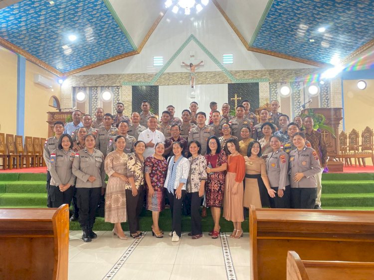 Harmoni di Balik Seragam: Kala Personel Polres Mabar Larut dalam Kidung Liturgi di Gereja MBSB