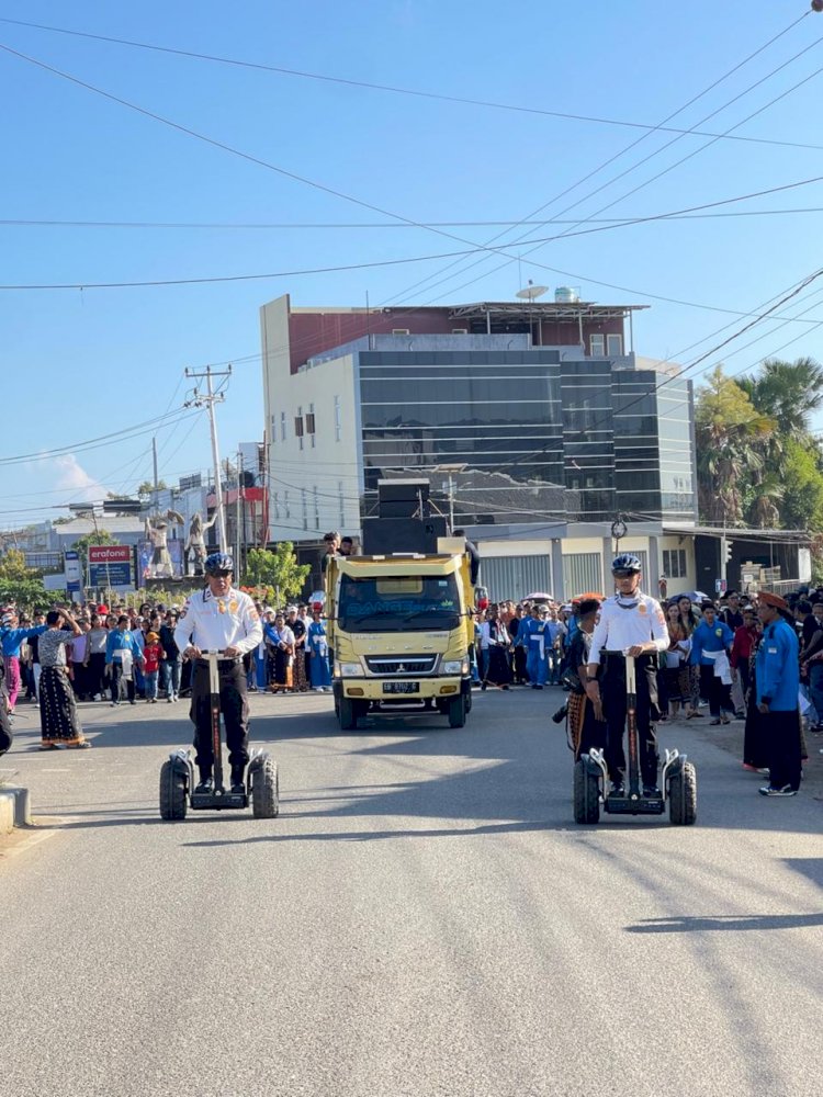 Wujud Kepedulian Ekologis, Polres Manggarai Barat Kawal Prosesi Jalan Salib Menggunakan Kendaraan Listrik