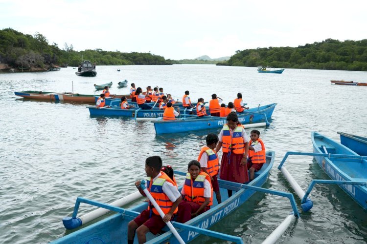 Kapolda NTT Serahkan Perahu dan Sembako untuk Anak Pesisir di Landu Leko