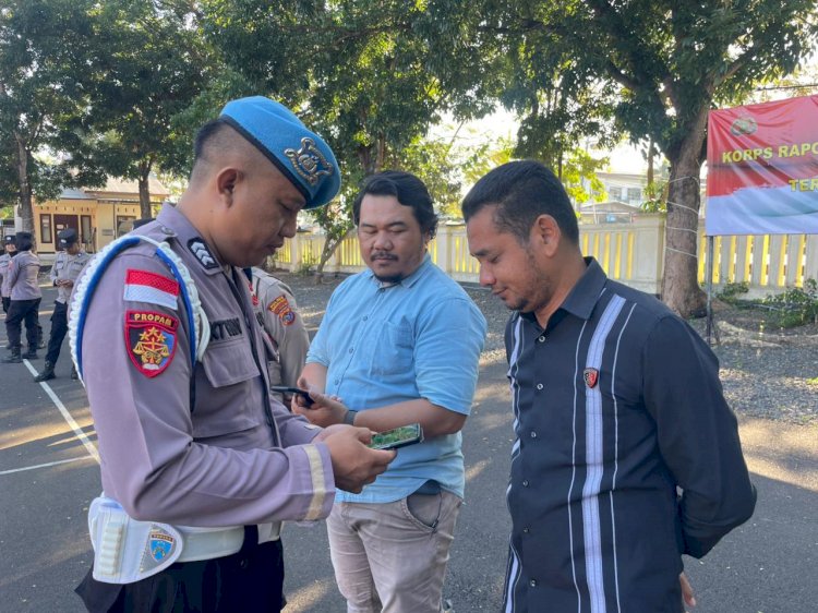 Berantas Judi Online dari Dalam, Propam Polres Manggarai Barat Geledah Ponsel Personel