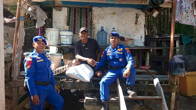 Satpolairud Polres Mabar Tebar Kebaikan di Pesisir Labuan Bajo Melalui