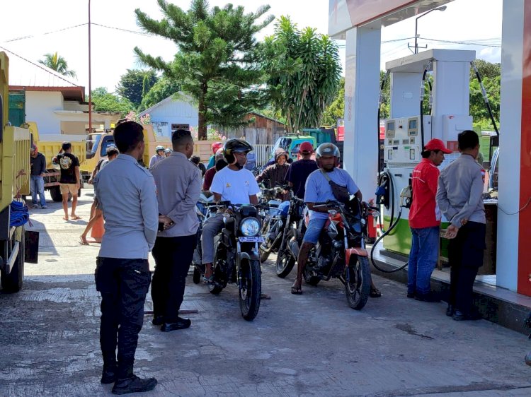 Pantau Stok BBM Pasca Kenaikan Pertamina Dex, Kapolsek Lembor Pimpin Patroli di SPBU