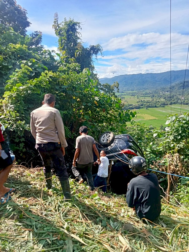 Kecelakaan di Jalur Wate: Polisi Evakuasi Penumpang Travel Terios yang Masuk Jurang