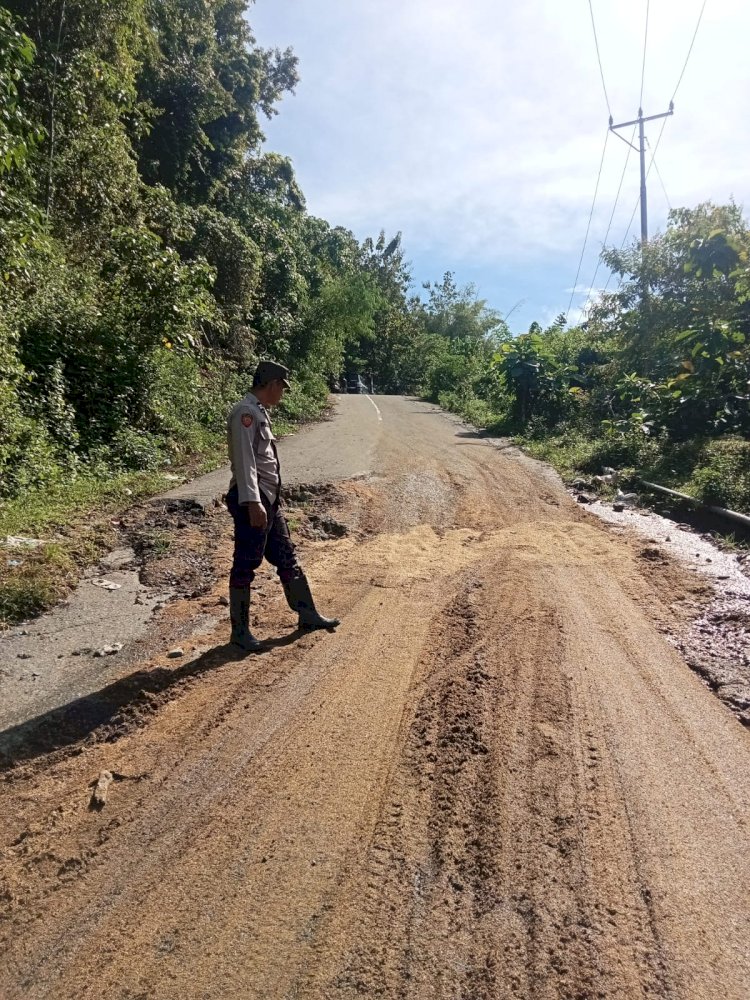 Kecelakaan di Jalur Wate: Polisi Evakuasi Penumpang Travel Terios yang Masuk Jurang