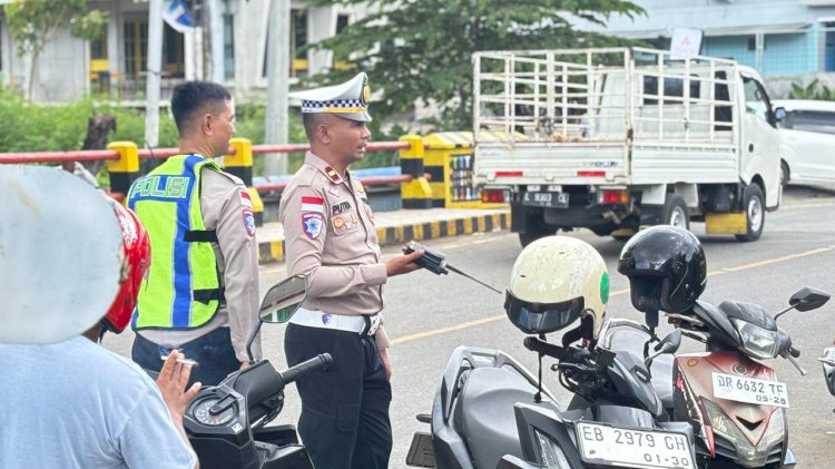 ‎Tak Ada Libur bagi Keselamatan: Satlantas Polres Mabar Tertibkan Lalu Lintas Labuan Bajo