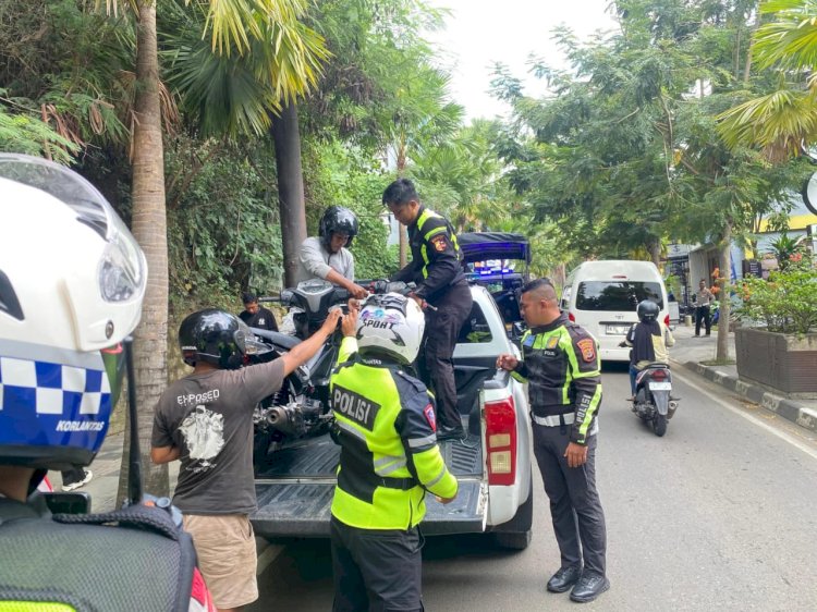 ‎Tak Ada Libur bagi Keselamatan: Satlantas Polres Mabar Tertibkan Lalu Lintas Labuan Bajo